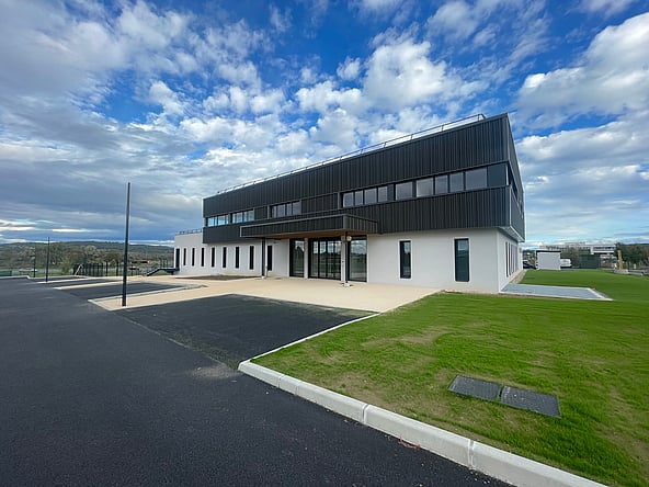 Un bâtiment avec une pelouse et un lampadaire.