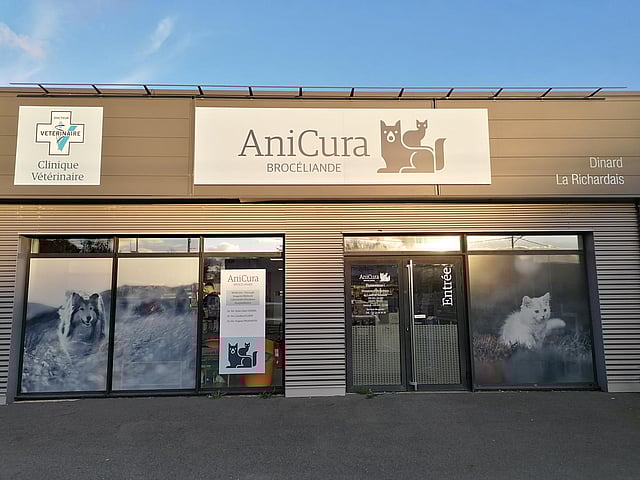 Un bâtiment avec une enseigne sur la façade.